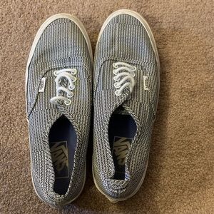 Black and white Vans size 8